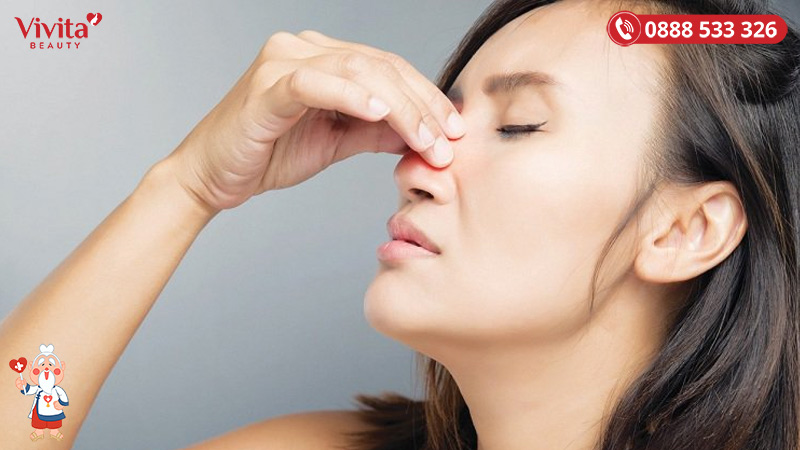 Viêm mũi dị ứng là một trong những nguyên nhân khiến thâm quầng mắt